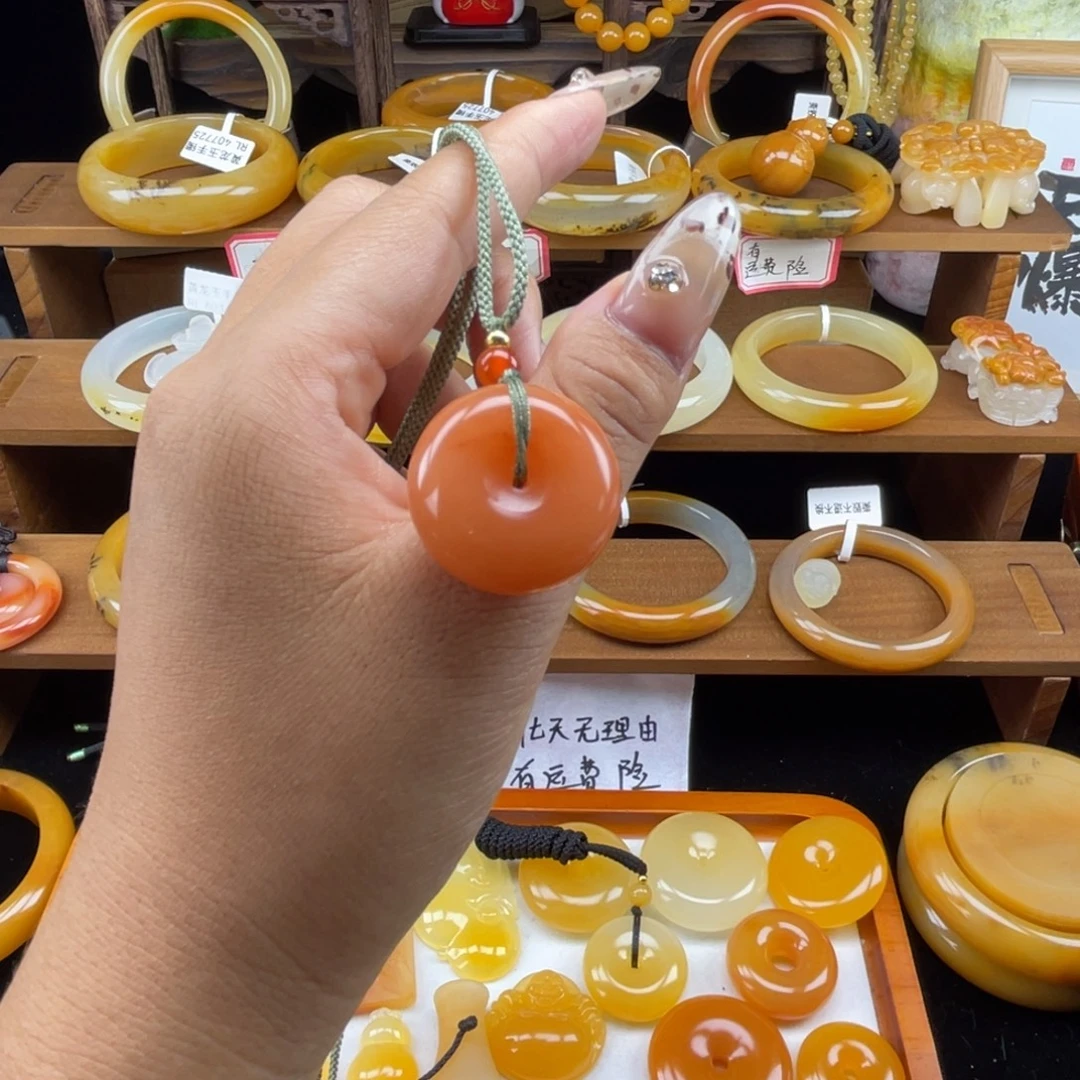 石英质玉（黄龙玉）未镶嵌颈饰