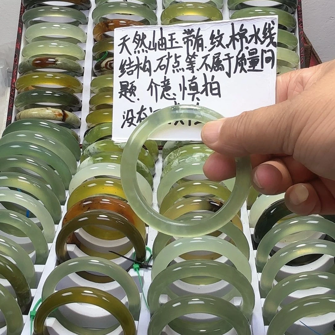 蛇纹石玉手镯未镶嵌归*。