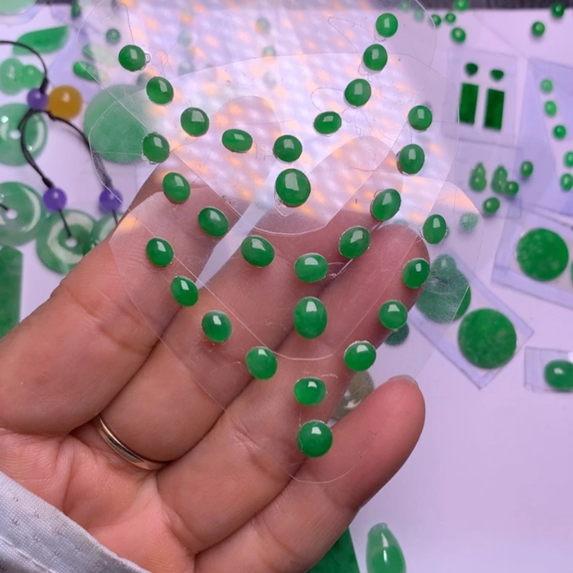 【闪购商品】翡翠未镶嵌颈饰鱼**生蛋