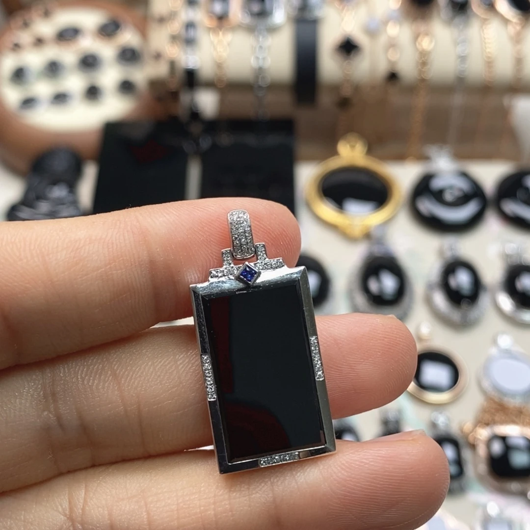 颈饰18K金镶嵌翡翠