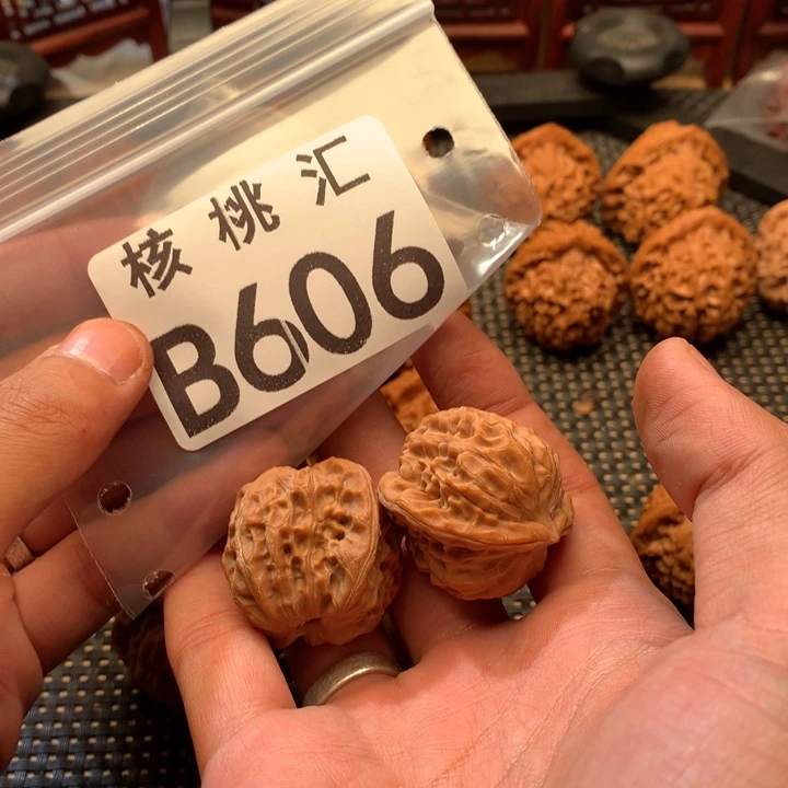 文玩核桃吊坠白蛇骨