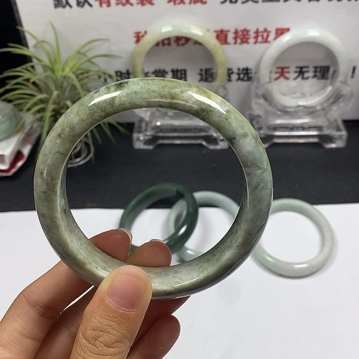 未镶嵌手镯翡翠26号。 60.8圈