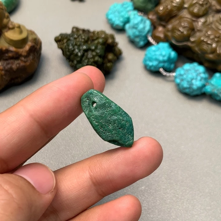 绿松石未镶嵌颈饰