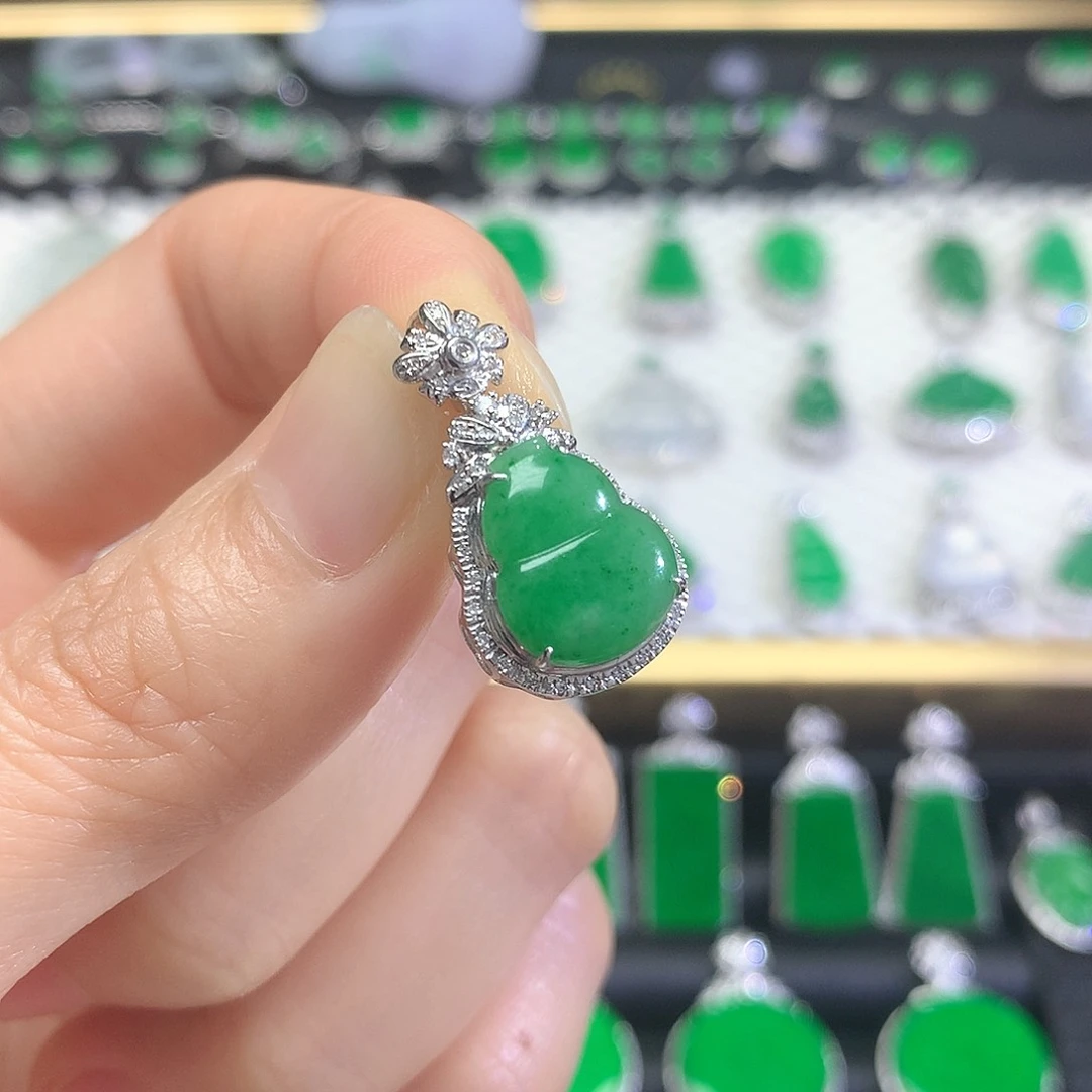 颈饰18K金镶嵌翡翠吊坠