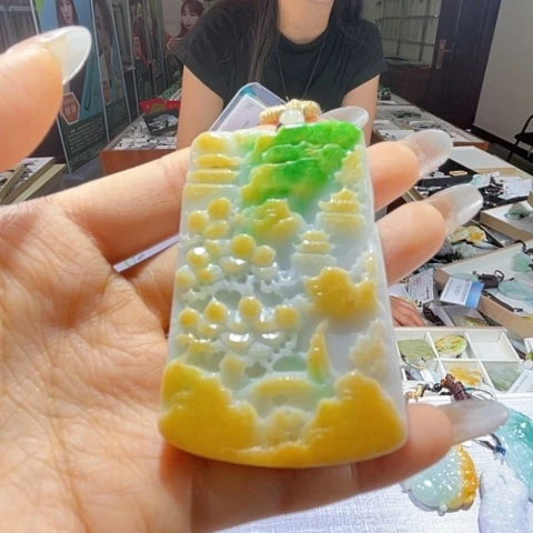 翡翠未镶嵌颈饰一个