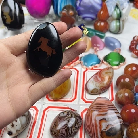 玛瑙/玉髓颈饰合金