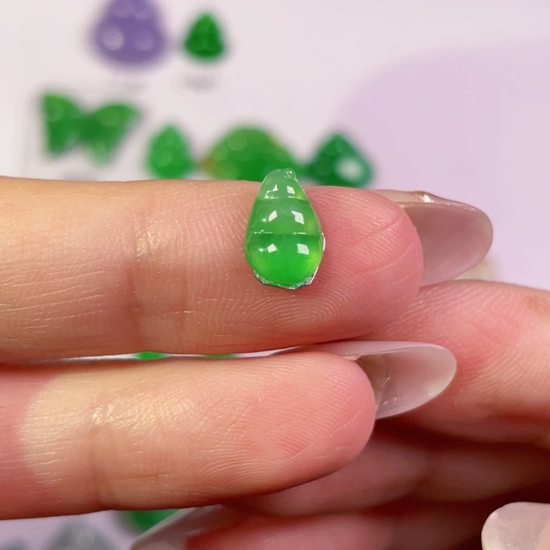 翡翠未镶嵌颈饰裸石