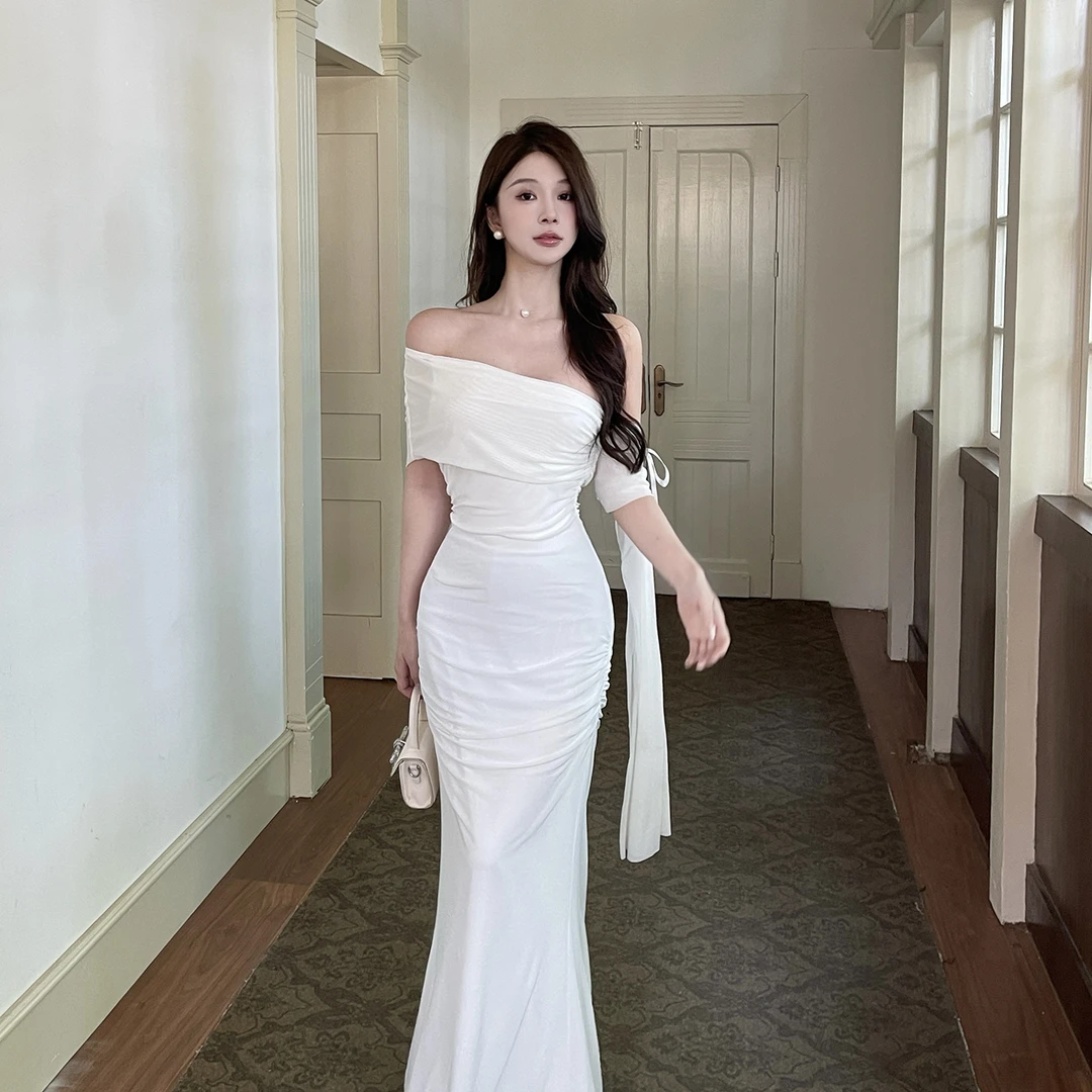 KaDaiShan 高腰褶皱斜肩连衣裙白色修身气质设计感千金风礼服长裙