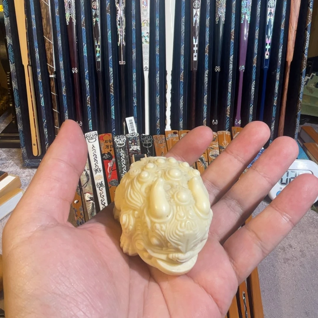 得***）扇子手工制作工艺精湛