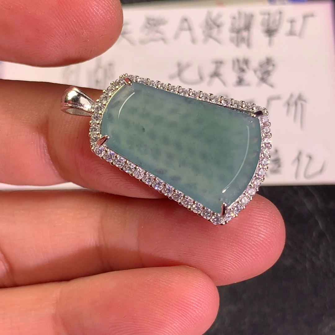 翡翠未镶嵌颈饰无事牌