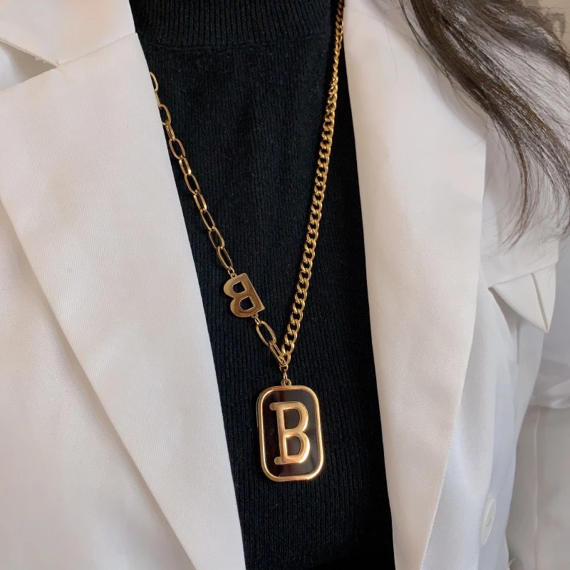 欧美时尚B字母钛钢方形吊坠个性潮流嘻哈锁骨设计感复古项链