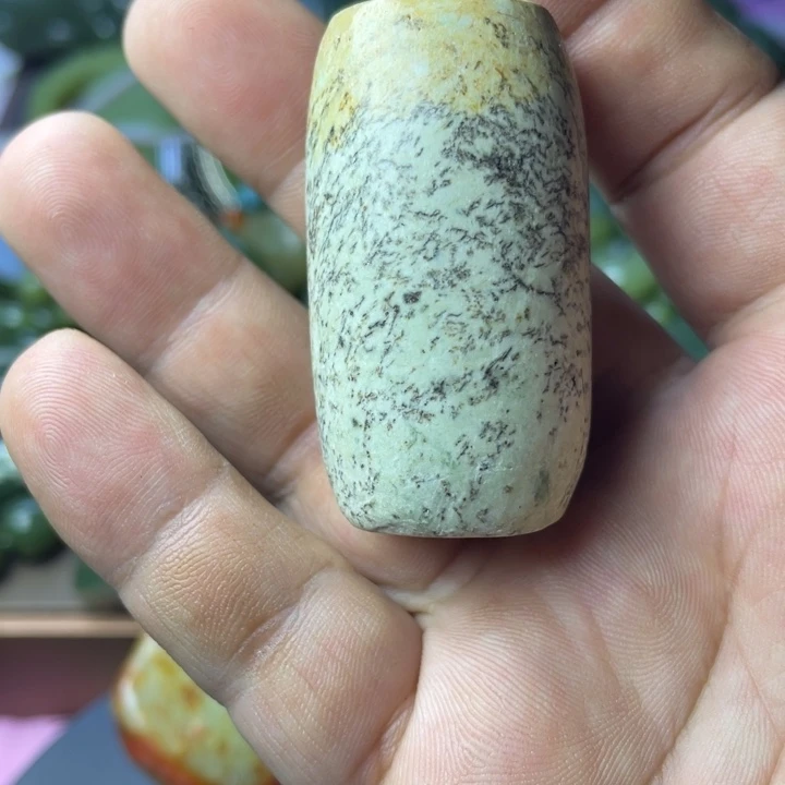 颈饰未镶嵌岫岩老玉（透闪石质玉）