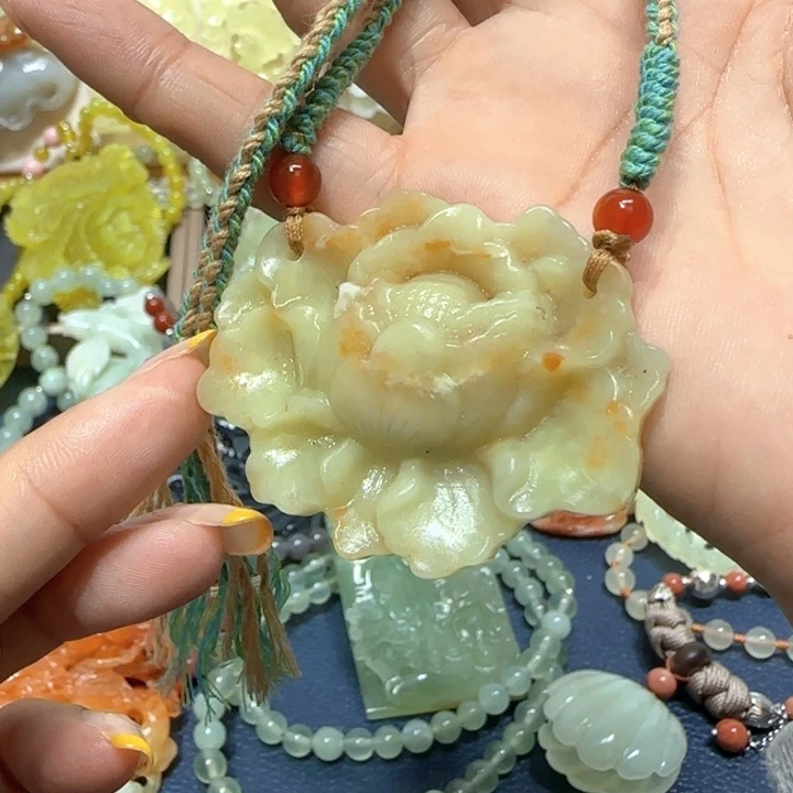 未镶嵌蛇纹石玉吊坠