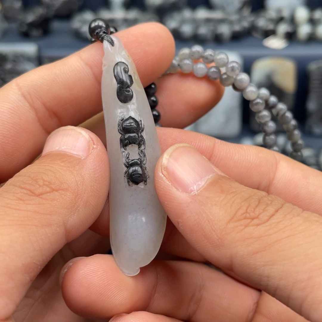 狍***子和田玉未镶嵌把件