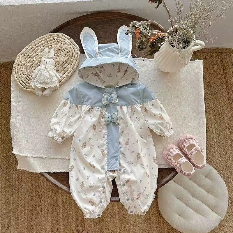 婴儿衣服秋季女宝宝防风冲锋衣外套连体衣春秋款洋气连帽爬服哈衣
