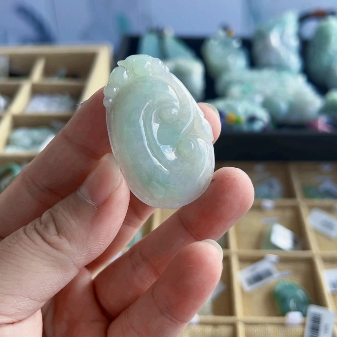翡翠未镶嵌颈饰如意