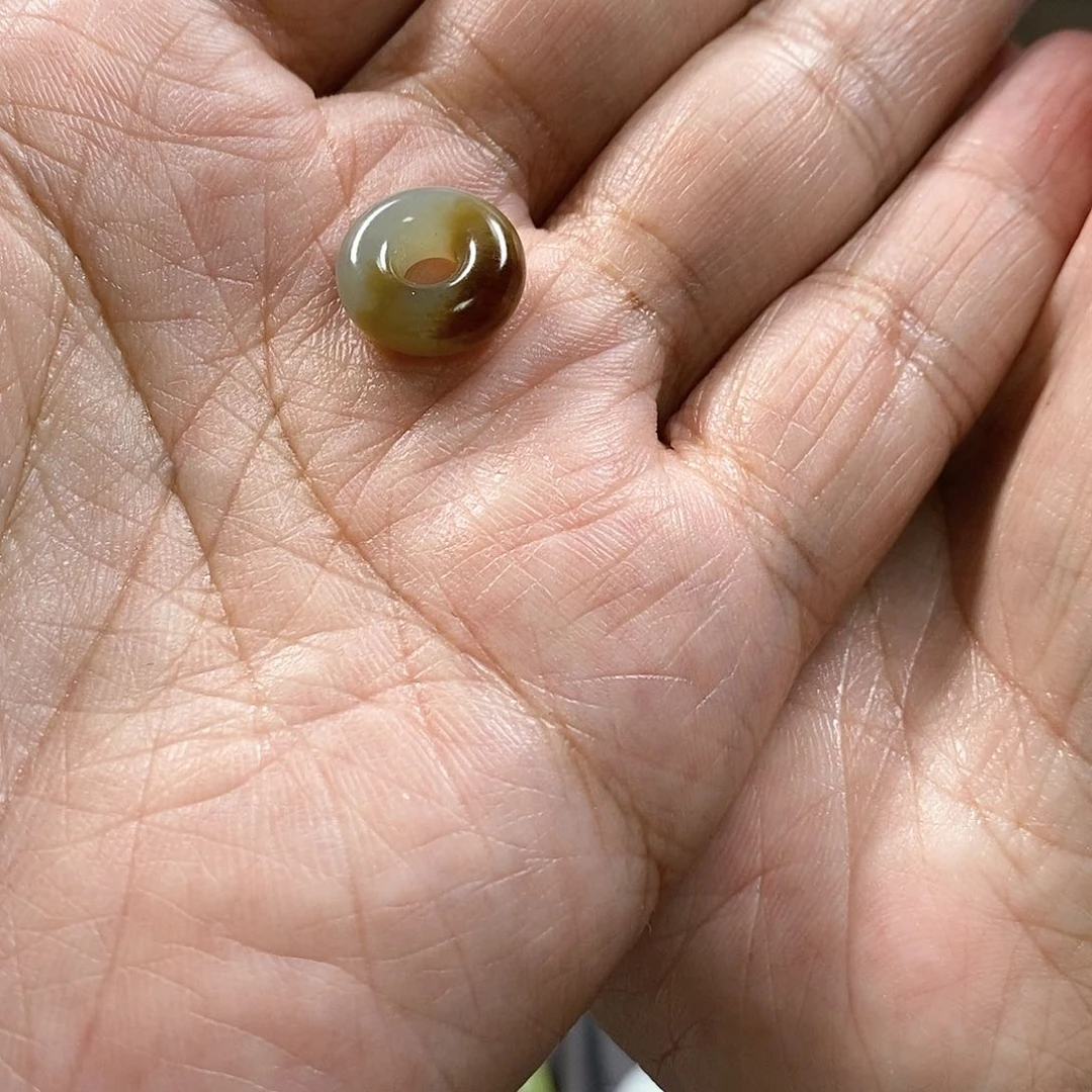 周***周和田玉未镶嵌颈饰