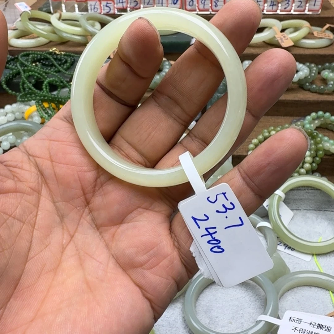 和田玉未镶嵌手镯