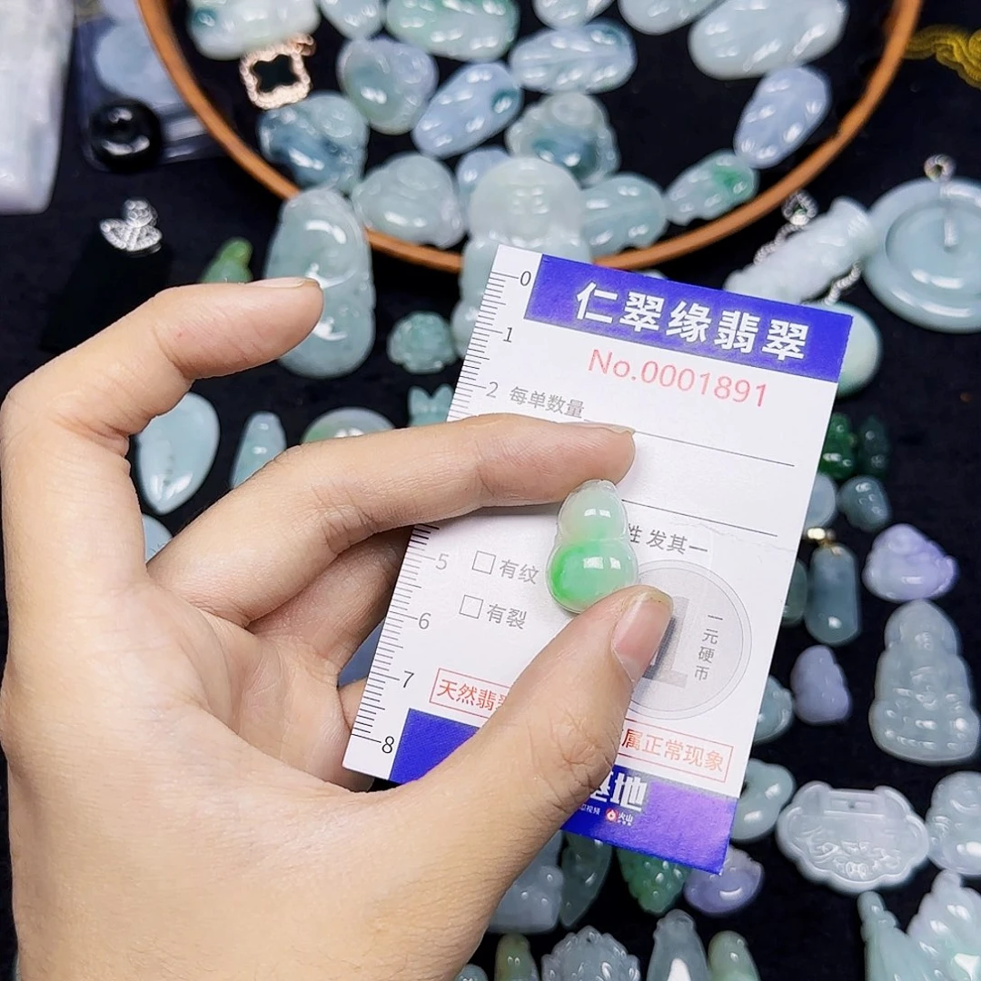 女****翡翠未镶嵌颈饰翡翠