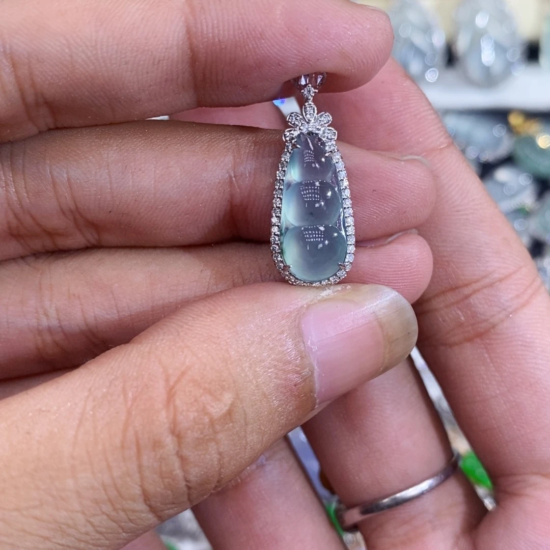 翡翠18K金镶嵌颈饰