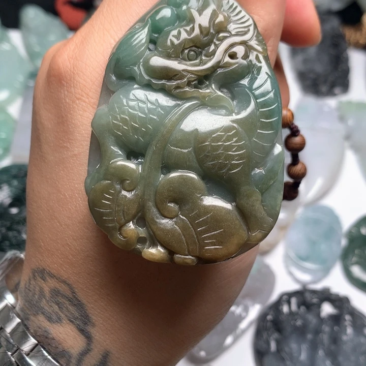 翡翠未镶嵌颈饰麒麟46