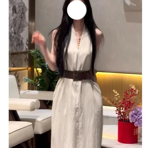 2.806夏季新款V领收腰白色挂脖独特设计感连衣裙