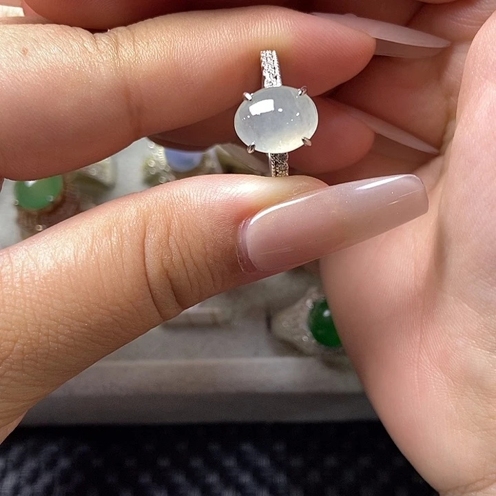 颈饰未镶嵌翡翠戒指