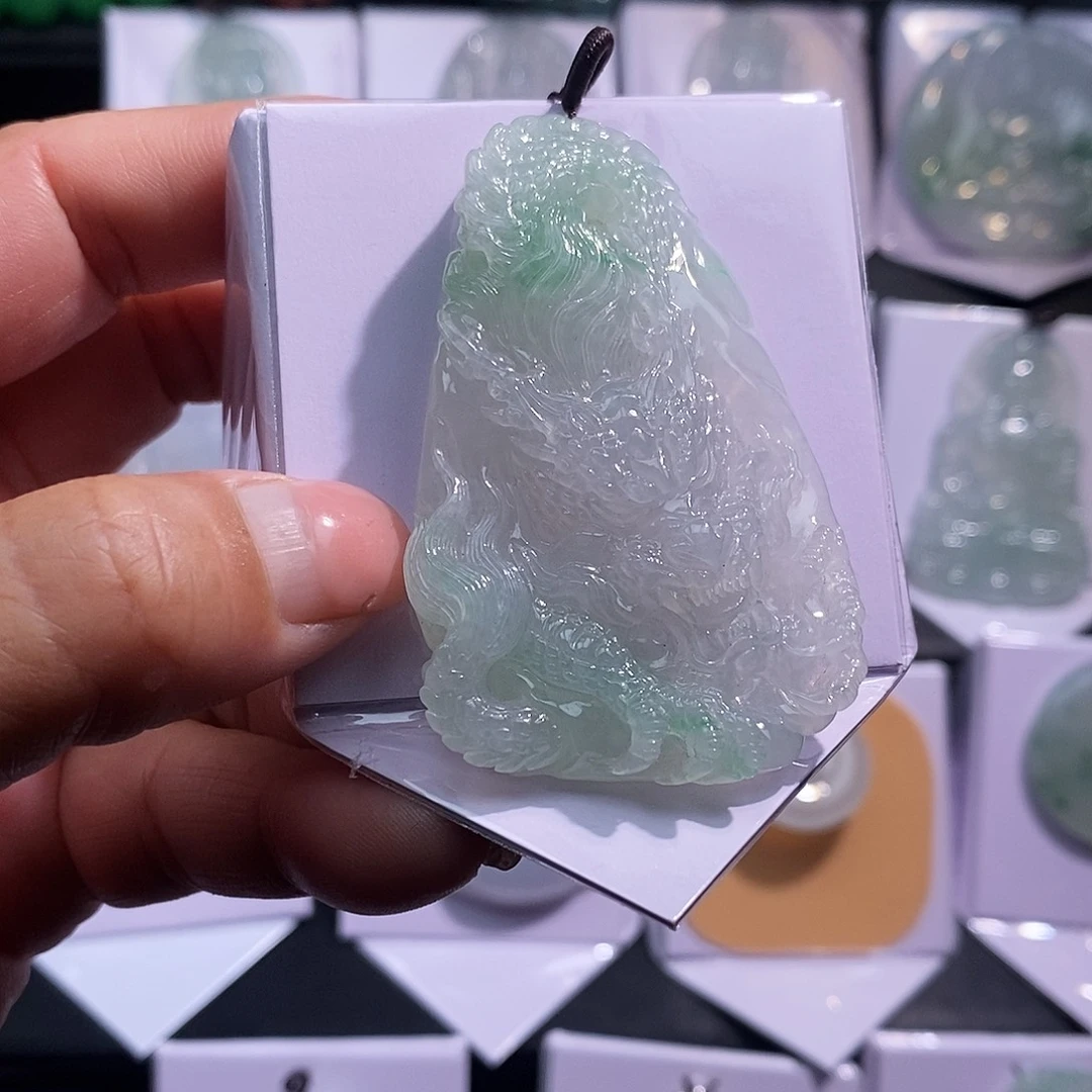 翡翠未镶嵌颈饰大龙牌