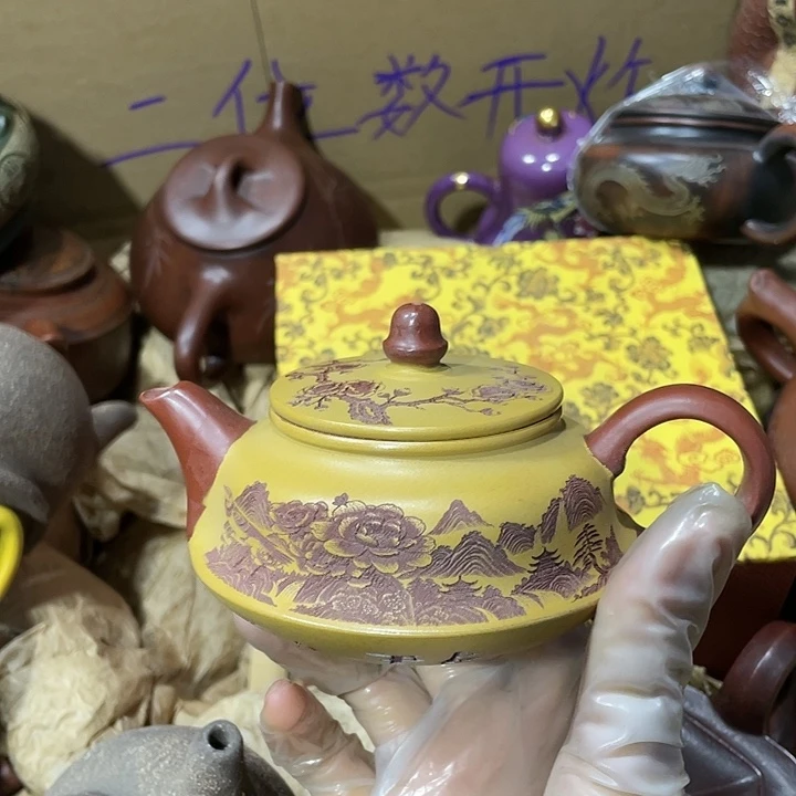 茶壶紫砂原矿泥料手工制作的一把紫砂壶。