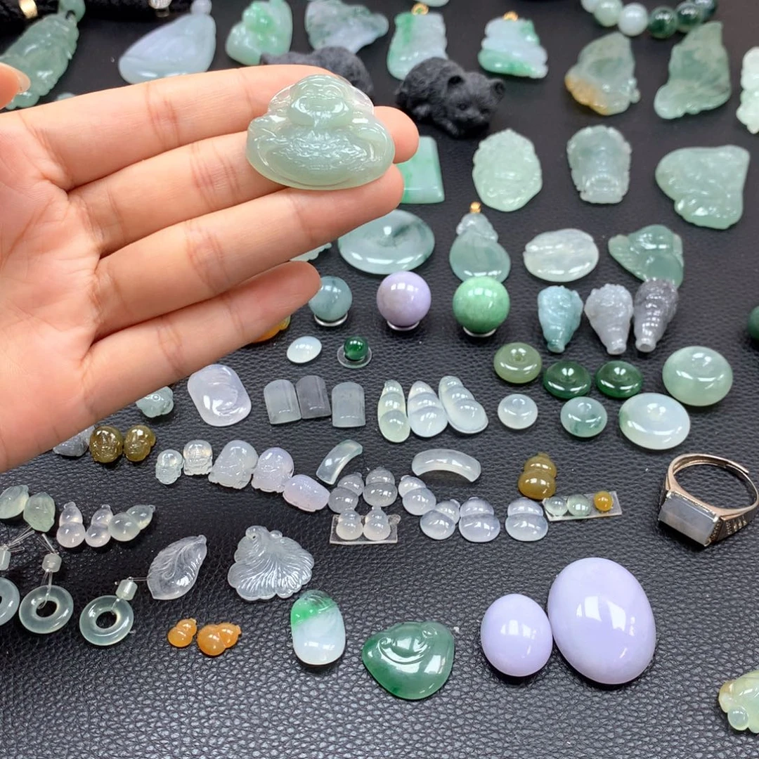 翡翠未镶嵌颈饰财神