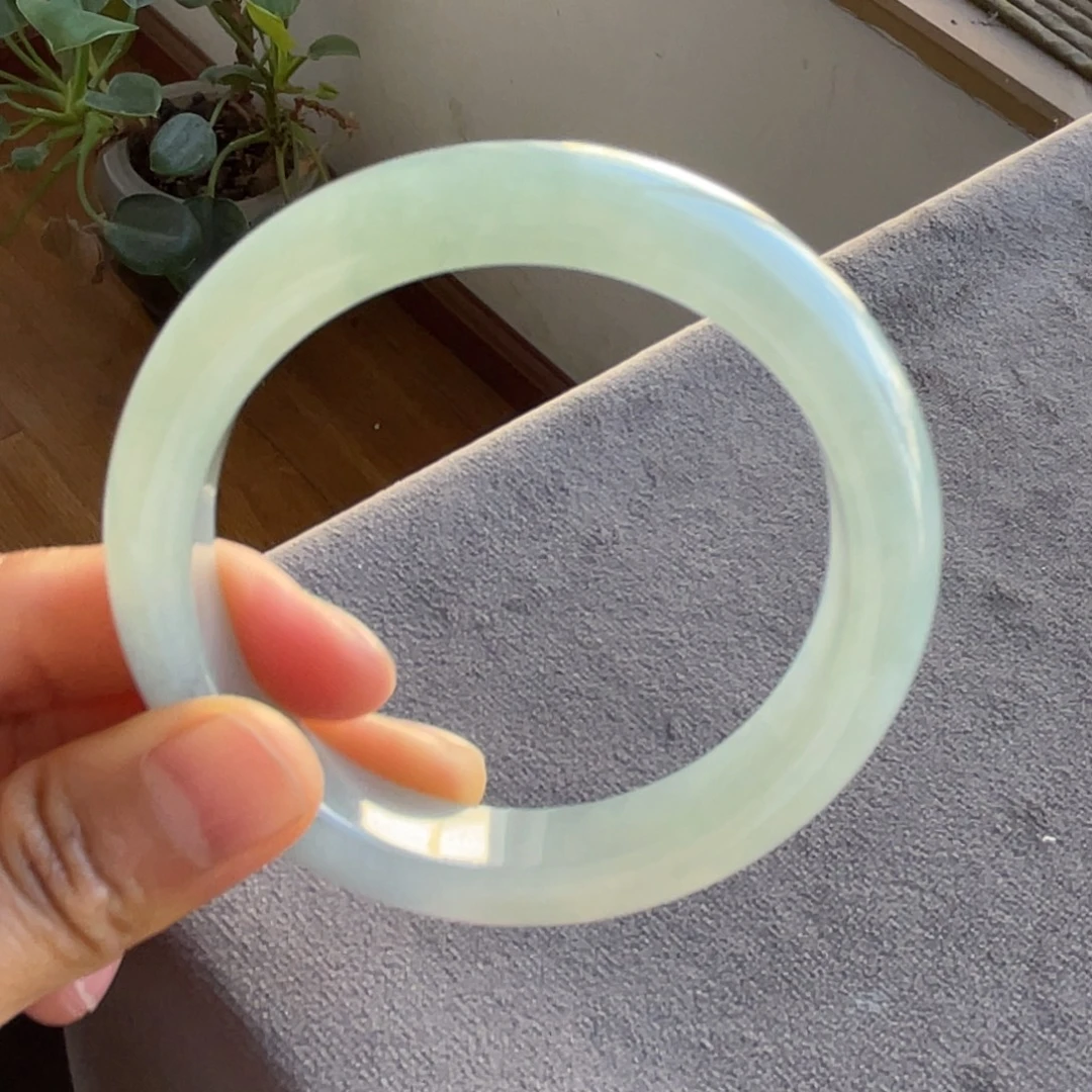 翡翠未镶嵌手镯蓝底