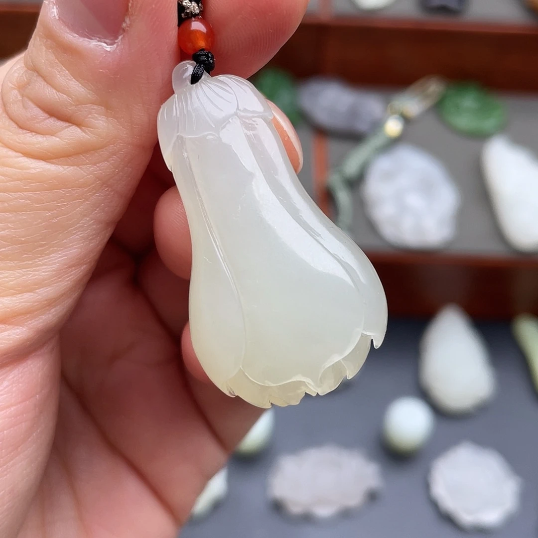 和田玉未镶嵌颈饰玉兰花吊坠