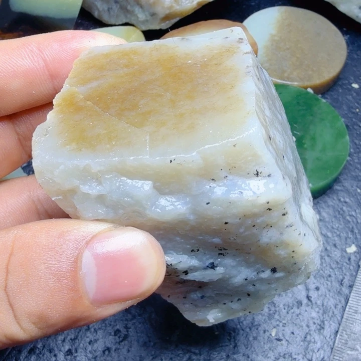 和田玉（糖玉）未镶嵌珠宝奇石