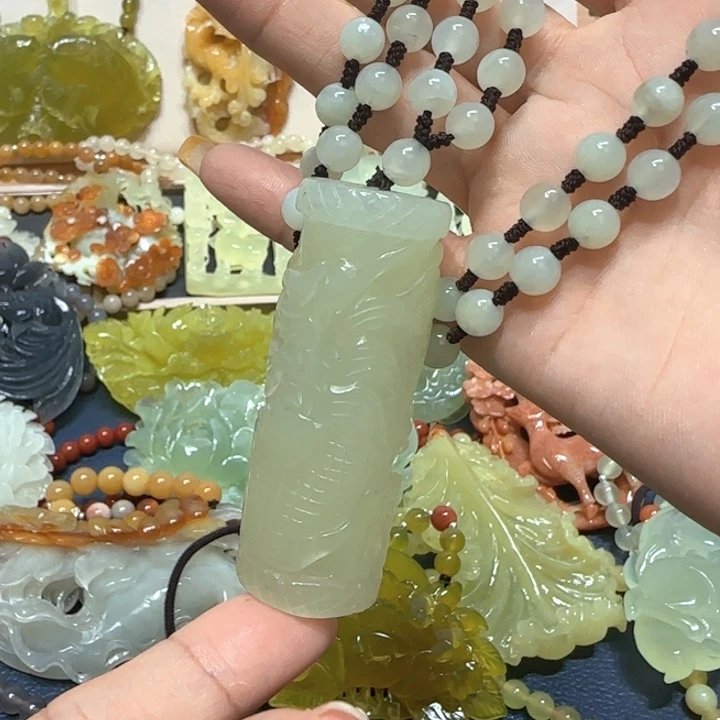 未镶嵌蛇纹石玉吊坠