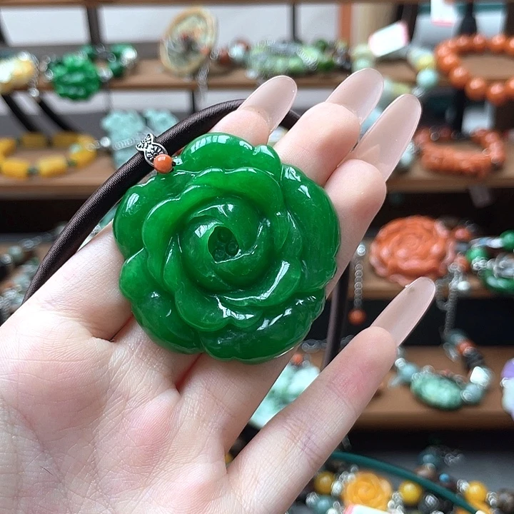无***感颈饰未镶嵌翡翠饰品