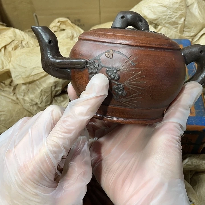 茶壶紫砂原矿泥料，手工制作一把紫砂壶。