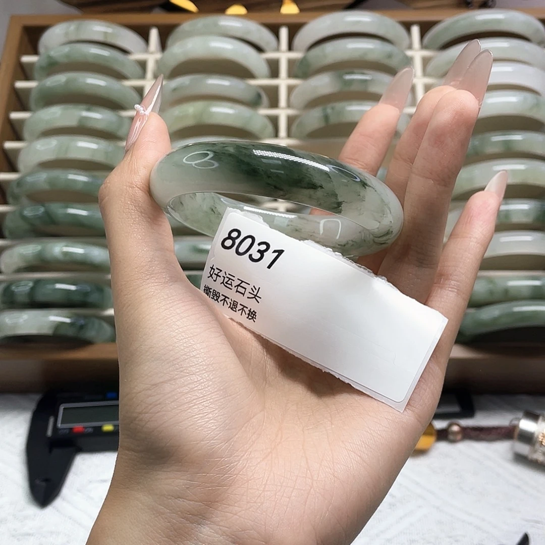 麻***名石英质玉未镶嵌手镯8031