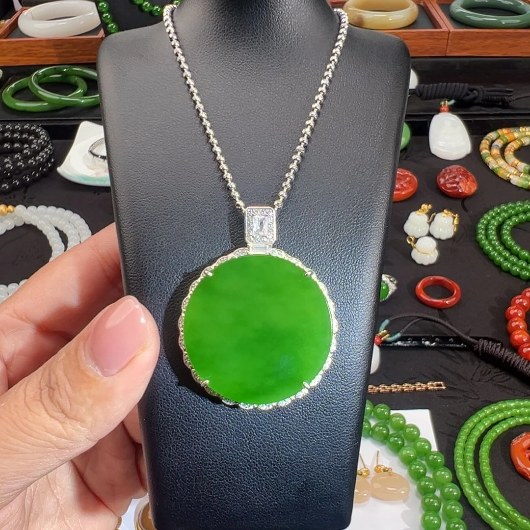 和田玉（碧玉）银S925镶嵌颈饰辣绿圆牌无事牌