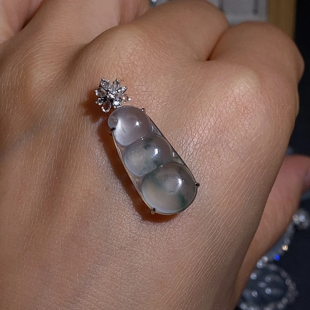 翡翠18K金镶嵌颈饰豆子