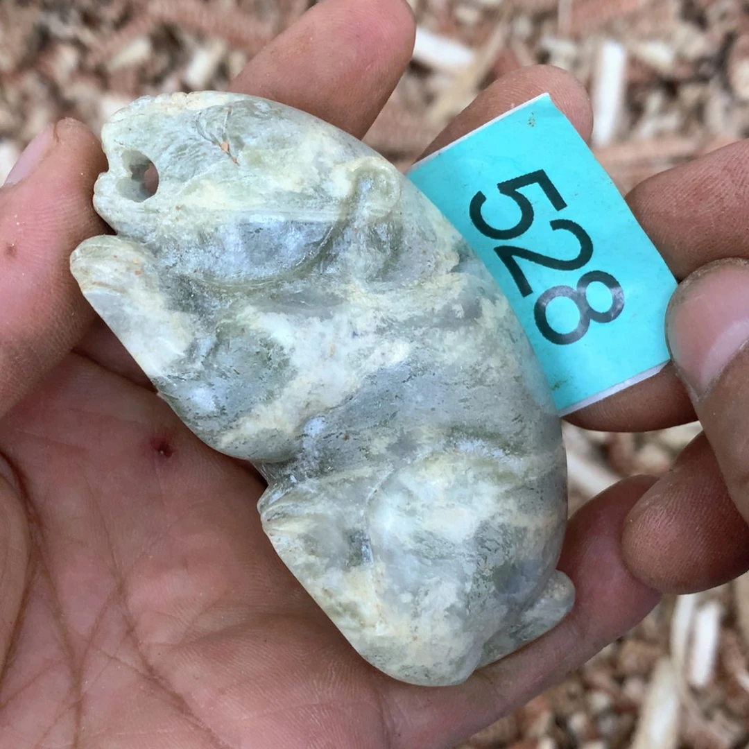 透闪石-蛇纹石玉未镶嵌颈饰