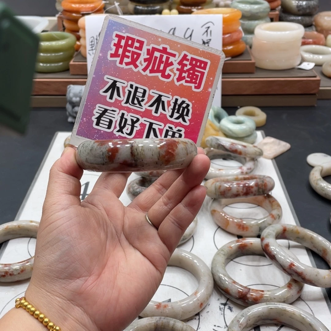 摇***月未镶嵌手镯石英质玉