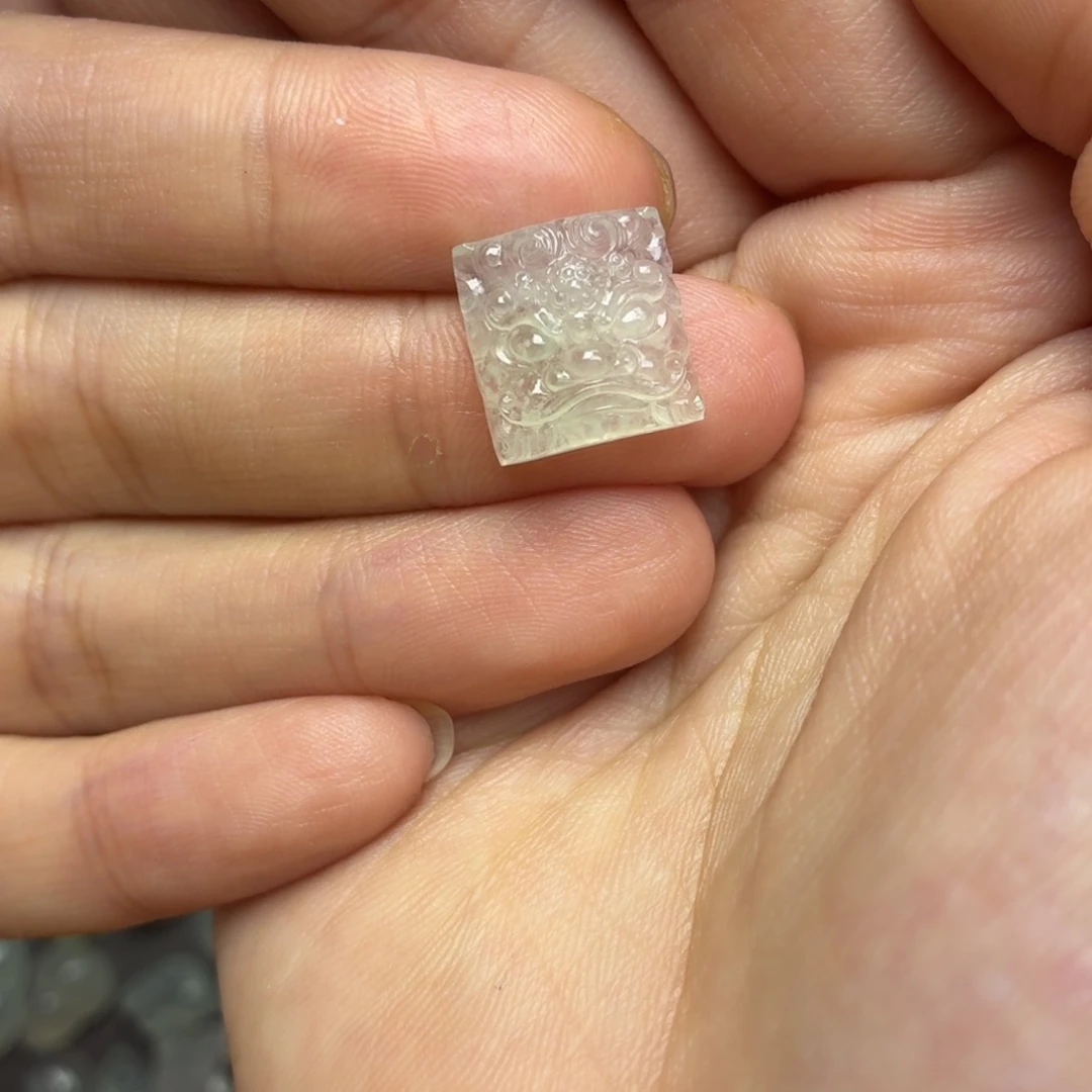 翡翠未镶嵌颈饰兽头