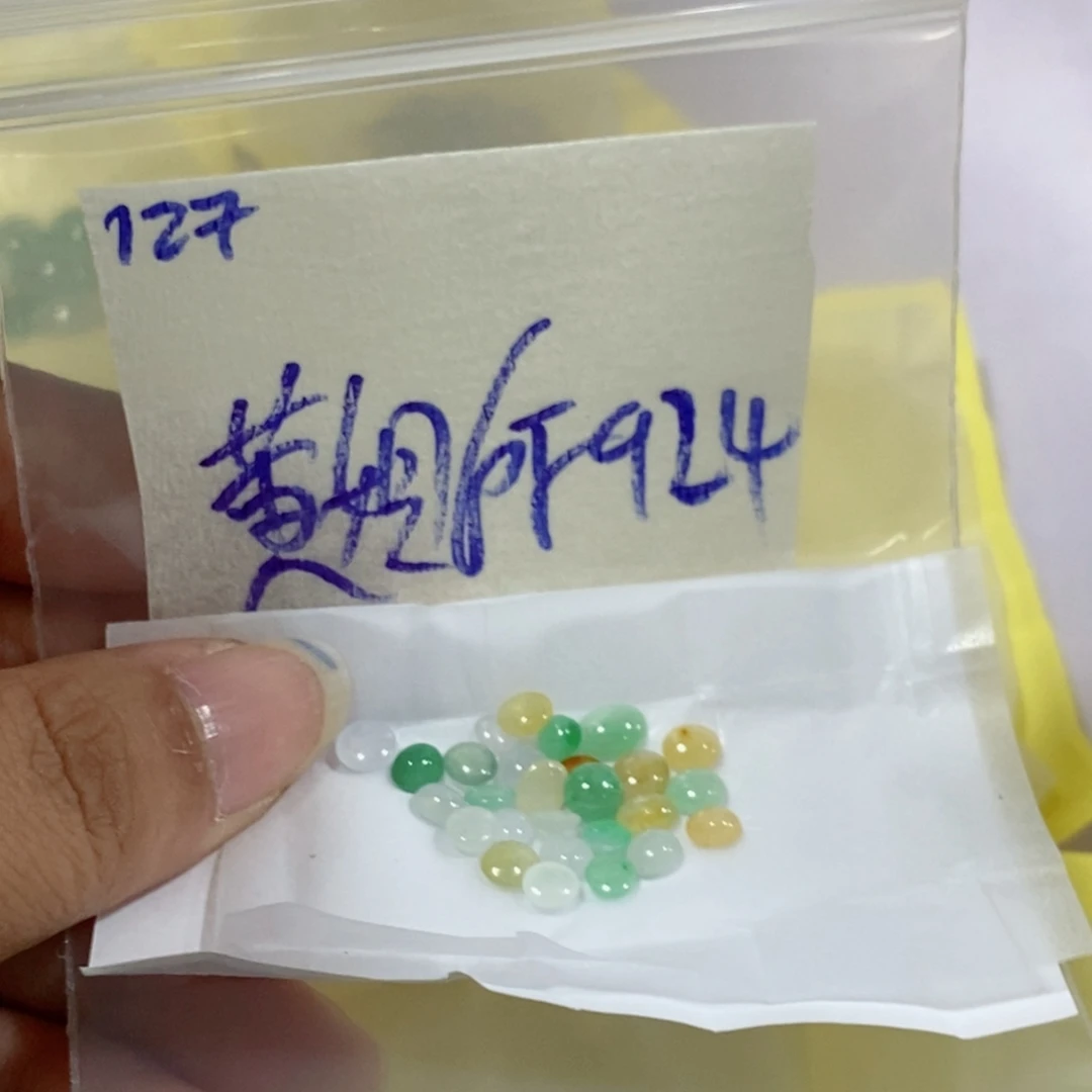黄***姐未镶嵌定制翡翠我