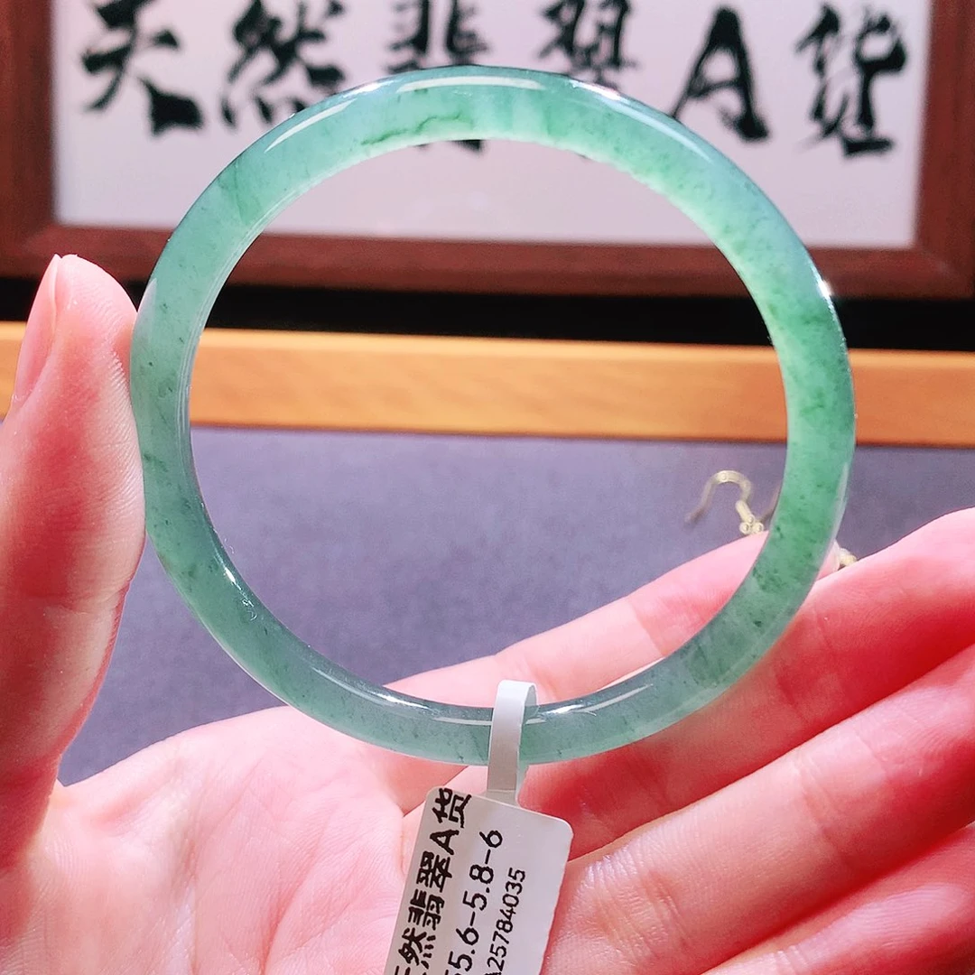翡翠手镯未镶嵌天然翡翠