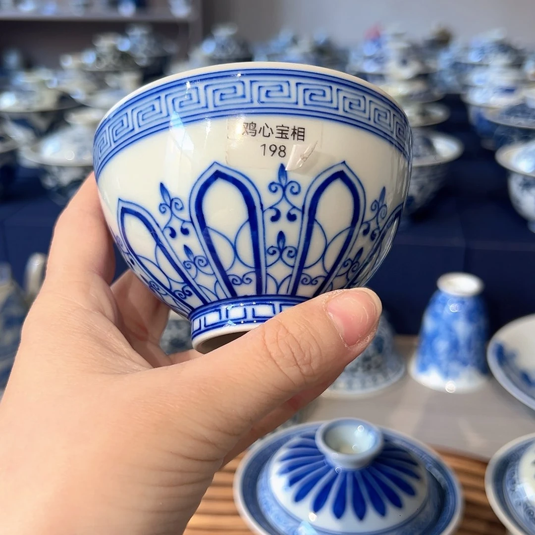 Y****）青花菊瓣宝相鸡心杯