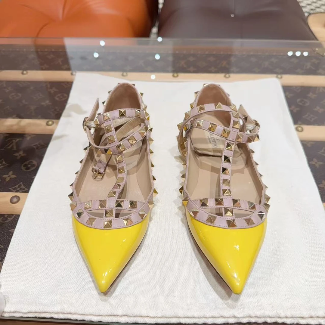 95新 Valentino/华伦天奴 Rockstud 漆皮铆钉芭蕾平底鞋黄色 36码