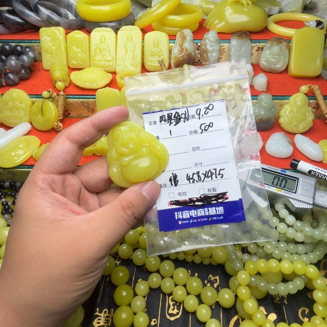 布新疆黄玉大佛公