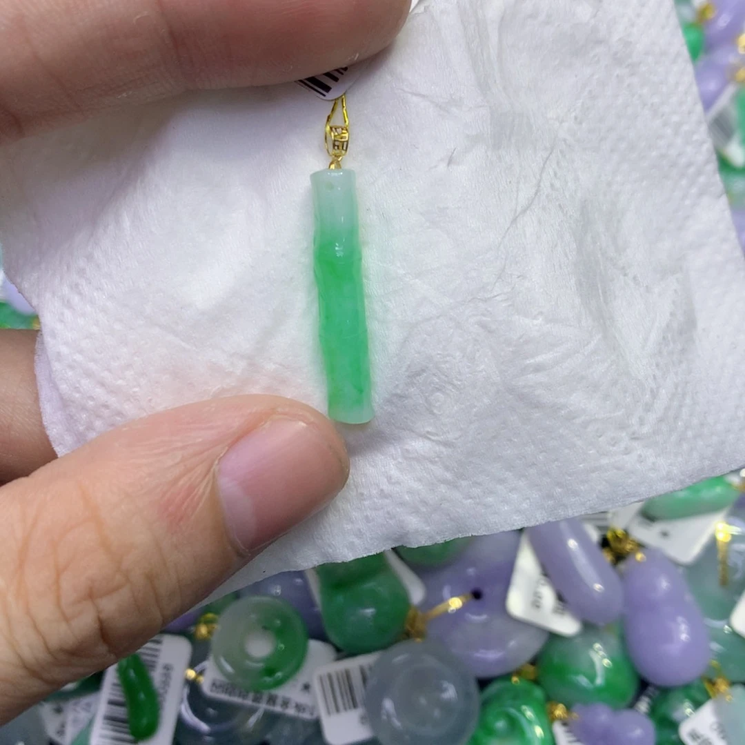 颈饰18K金镶嵌翡翠