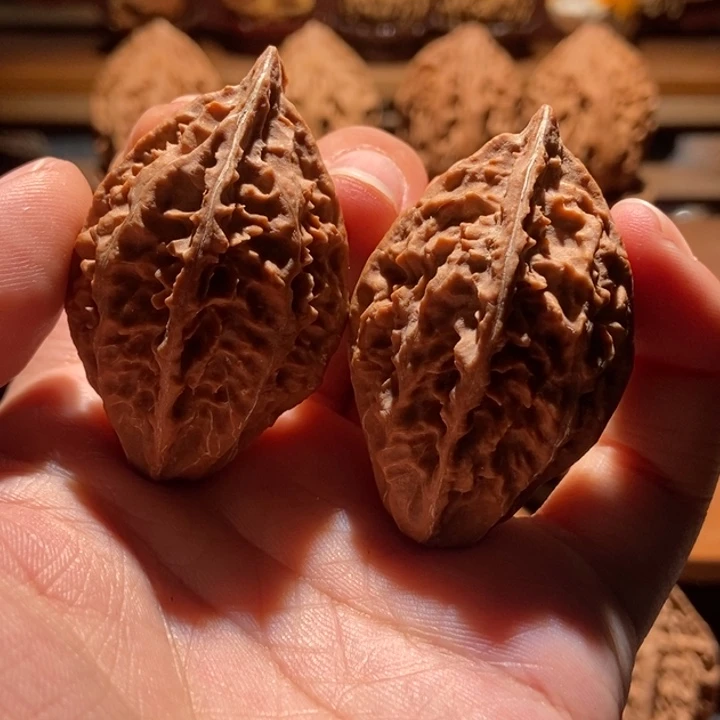 文玩核桃吊坠楸玥核87