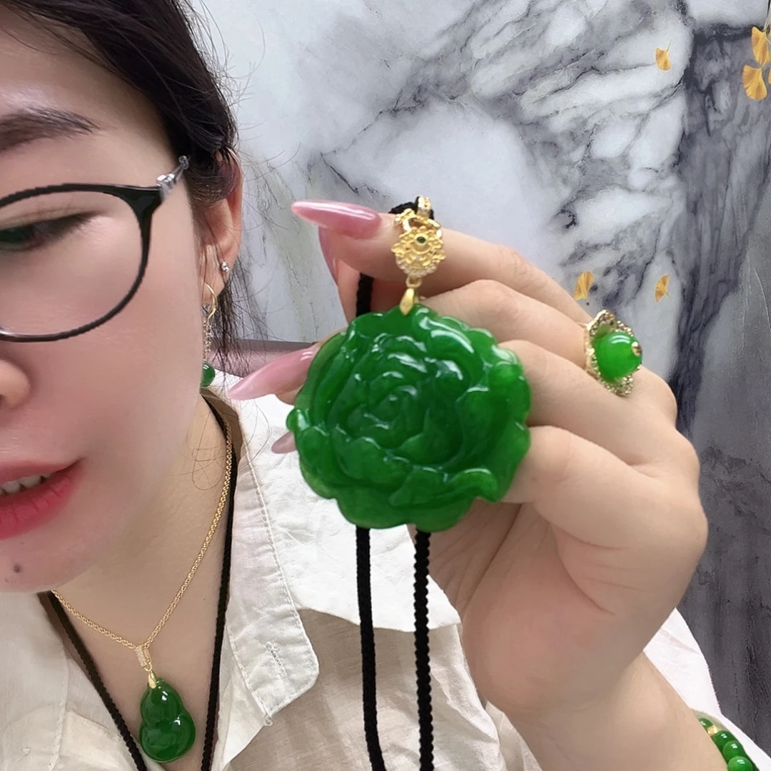 翡翠未镶嵌颈饰牡丹花